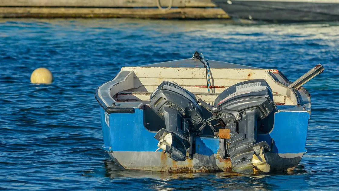 Rapaz de 15 anos resgatado após estar 3 dias à deriva no mar. Viu irmão e primo morrerem à sua frente