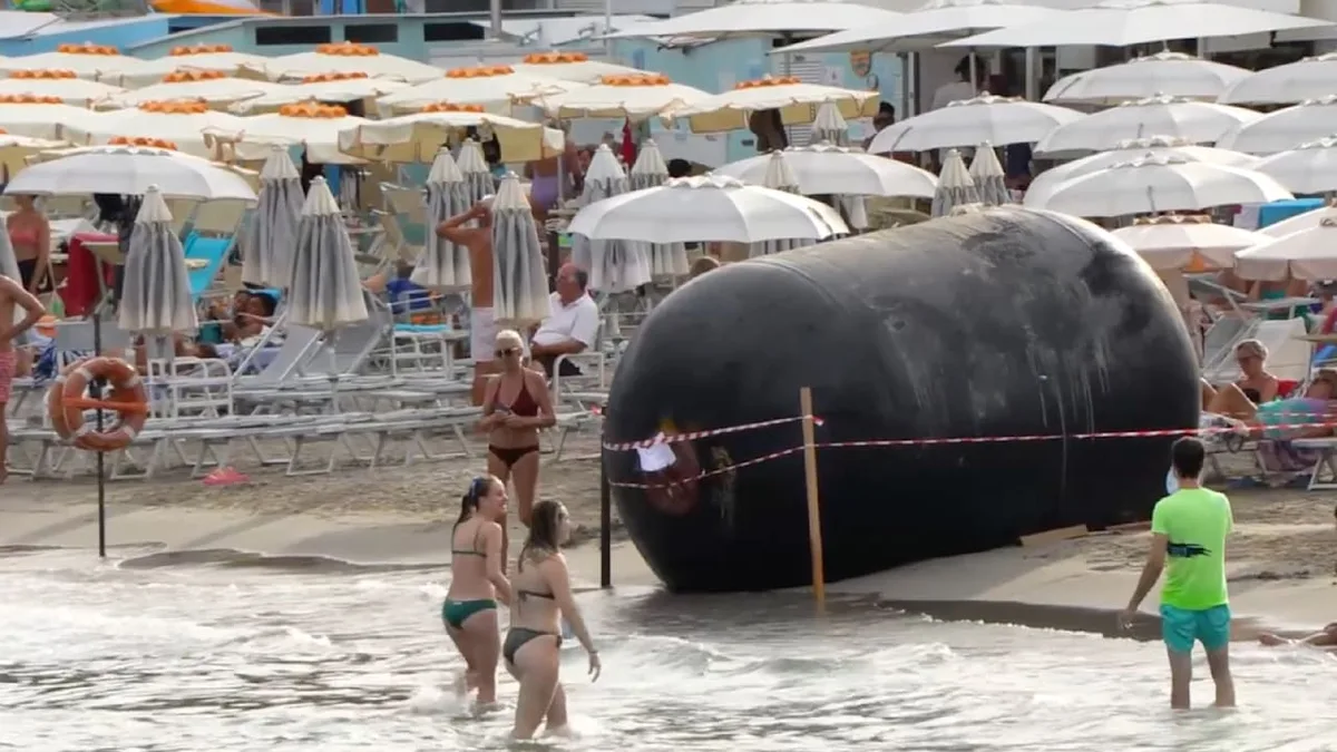 Aufregung am italienischen Urlaubsstrand - Mysteriöser Koloss aufgetaucht