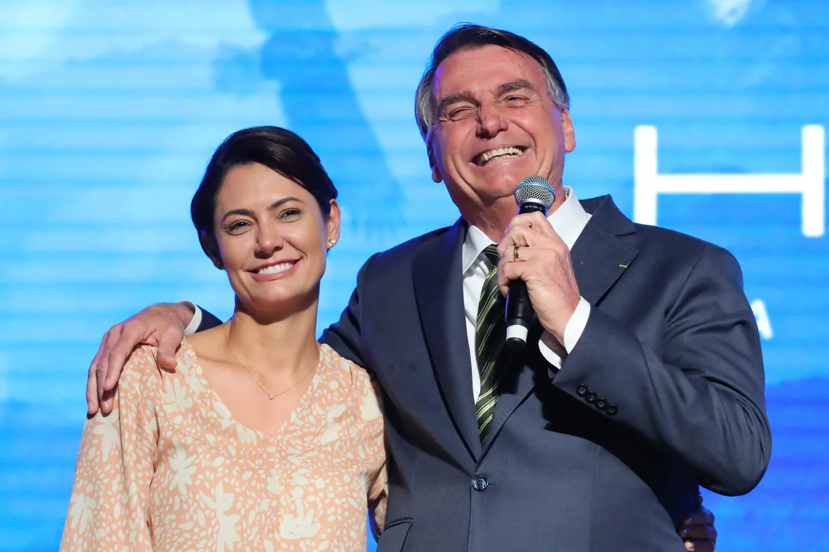 Michelle chama veto a fotos com Bolsonaro de “perseguição absurda”