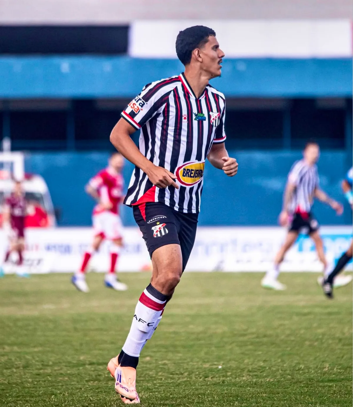 Helder comemora gol decisivo na briga do Anápolis contra o rebaixamento