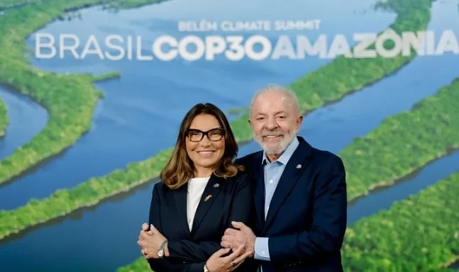 Janja briga sozinha contra baixaria de adversário de Lula em debate