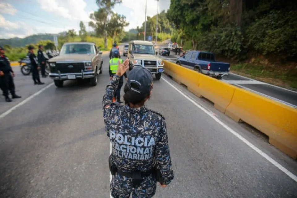 El día que Nicolás Maduro le ordenó a Delcy Rodríguez eliminar las alcabalas y nunca cumplió (VIDEO)