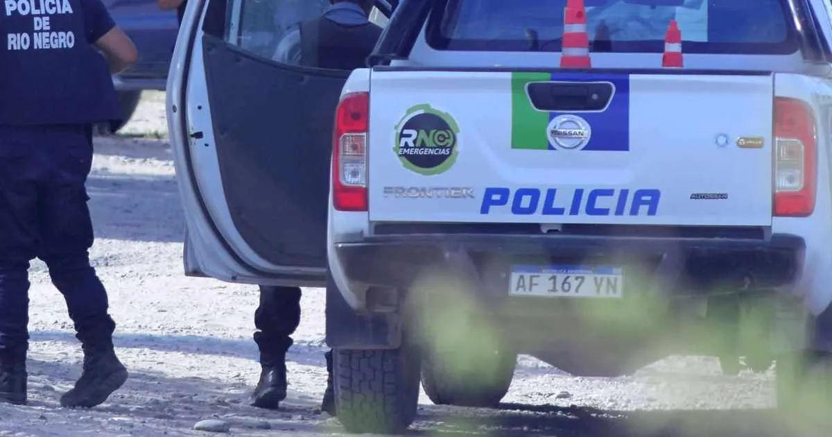 Intento de femicidio en Allen: un hombre apuñaló a una mujer, hirió a un policía y murió al intentar escapar