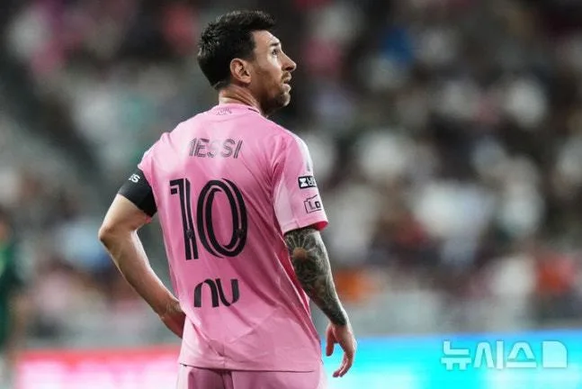 ‘축신’도 흥분했나…메시, 17살 어린 상대선수 목덜미 ‘퍽’ 가격