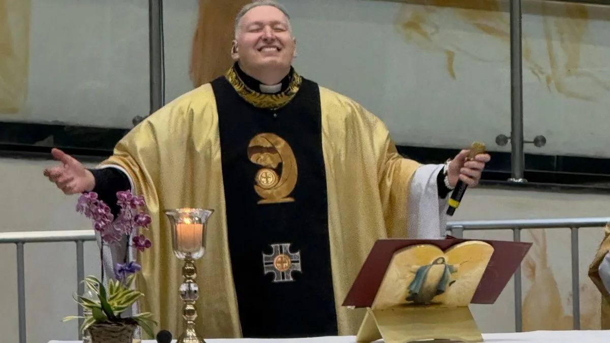 ‘Reza por nós’: Padre Marcelo Rossi tem encontro em missa e recebe apelos de torcida ‘desesperada’ no Brasil
