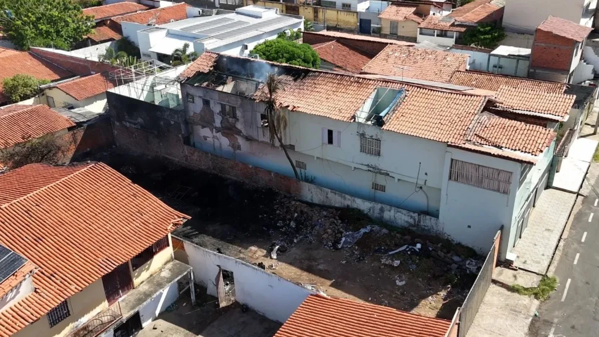 Imagens aéreas mostram depósito de reciclagem após incêndio que levou 3 horas para ser controlado