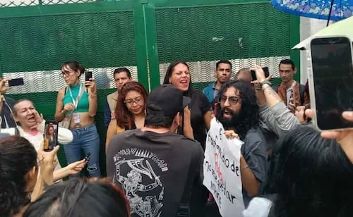 Corte aplaza revisión a amparo en caso Paola Buenrostro; activistas protestan en fiscalía y acusan transfobia