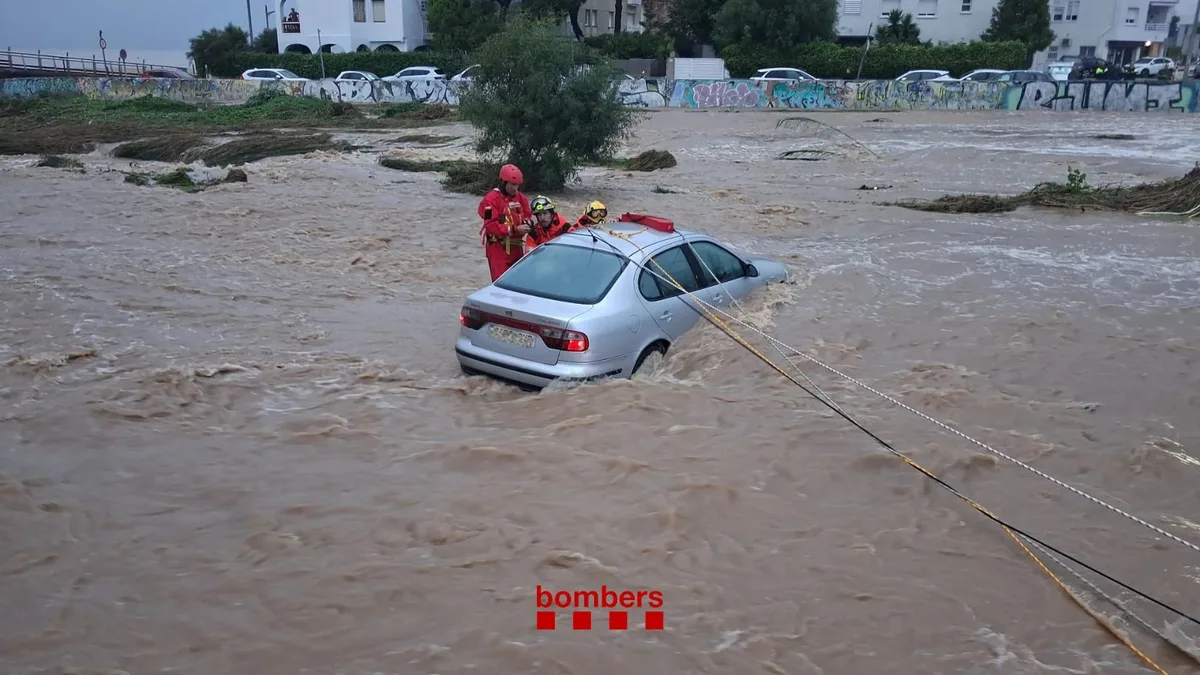El episodio de lluvias torrenciales en Tarragona deja por el momento tres heridos por la caída de un muro, uno crítico, y 400 desalojados