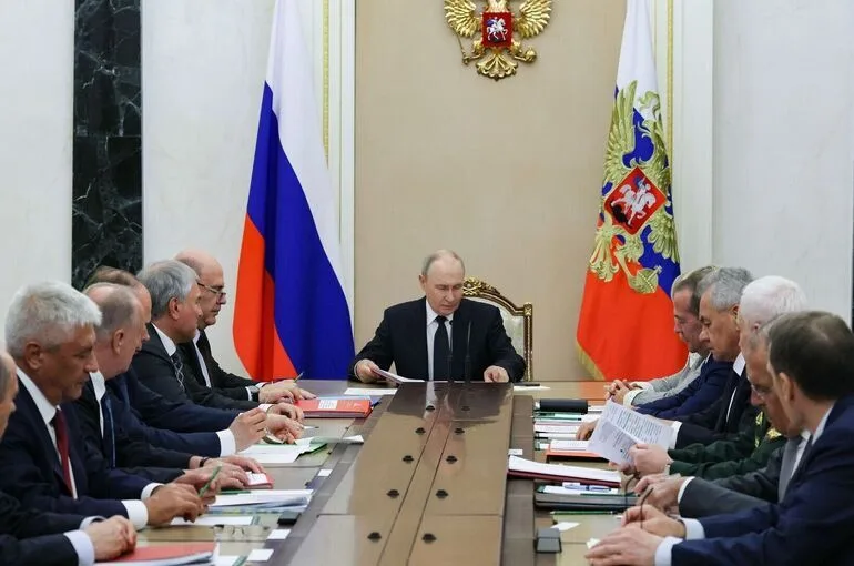 Путин обсудил с Совбезом военно-политические вопросы
