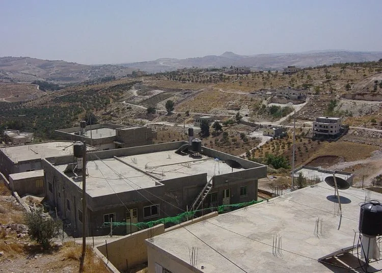 Forças e colonos israelenses usam gás lacrimogênio e munição real contra moradores na Cisjordânia