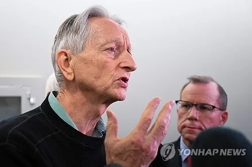 'AI 대부' 힌턴 "안전장치 안 만들면 아마 1년 내 통제력 상실"
