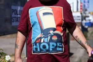 Como um homem vestido de lata de lixo virou maior rival de populista no Reino Unido
