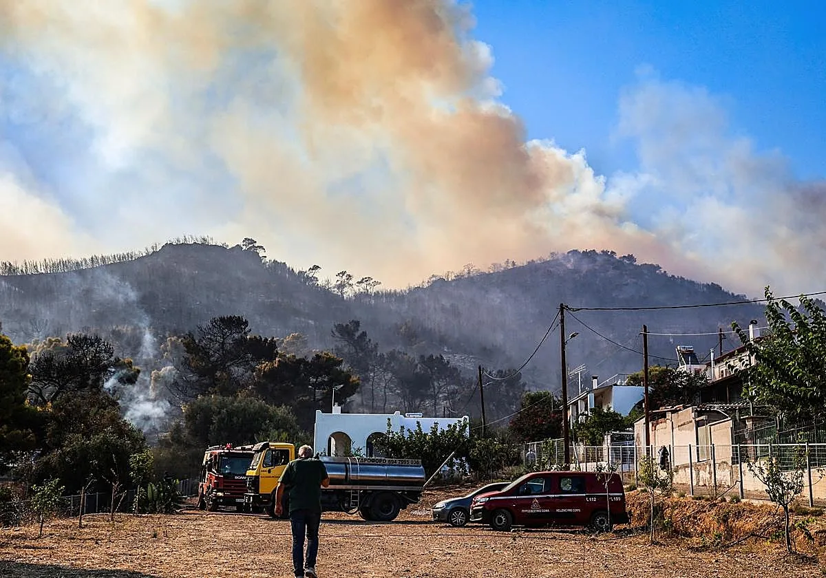 Al menos dos muertos y nueve heridos en un incendio declarado en la isla griega de Salamina