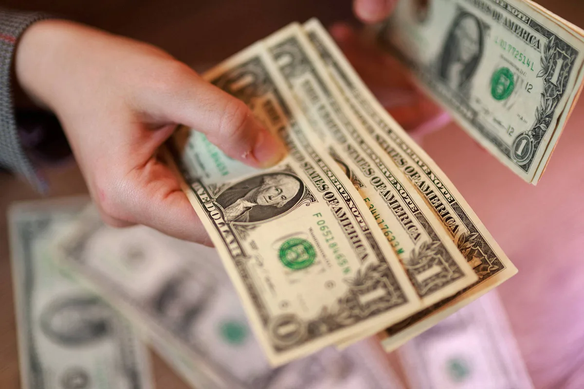 D�lar sobe a R$ 5,16, e Bolsa cai ao menor n�vel desde janeiro com ata do Copom e cen�rio eleitoral