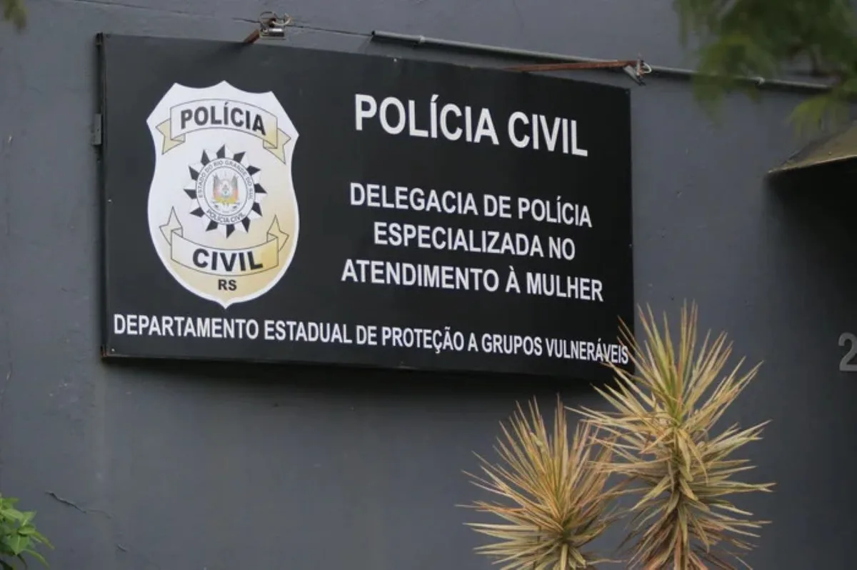 Polícia investiga suspeita de feminicídio após jovem de 21 anos ser encontrada morta em Porto Alegre