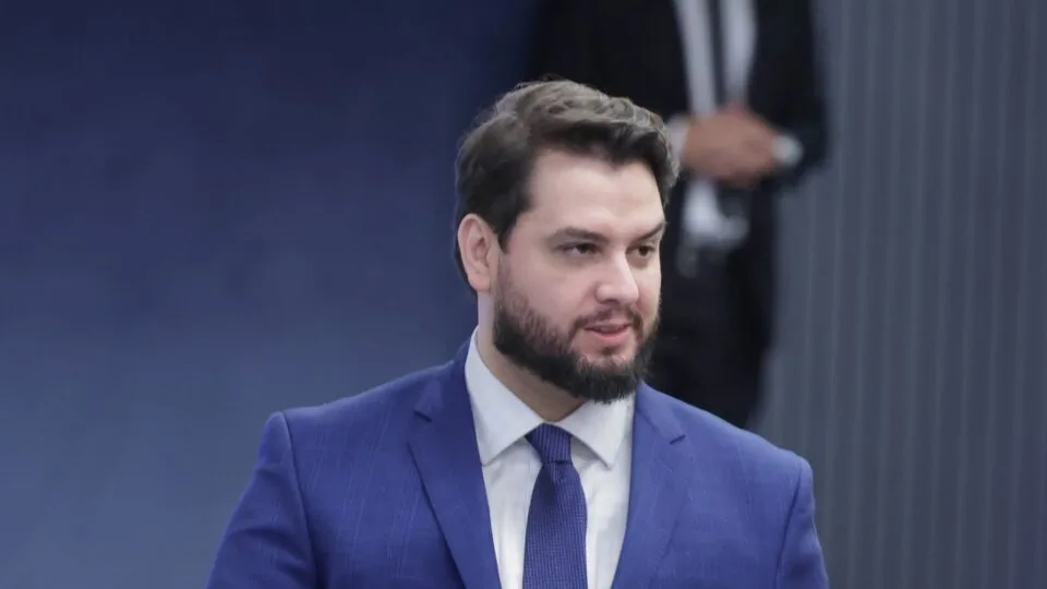 Moraes cobra explicações por fiscalização de deputado à cadeia de Filipe Martins