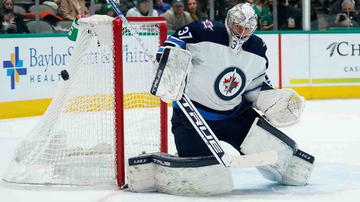 How Cheveldayoff and Jets hold all the power in Hellebuyck negotiations