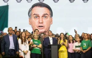 Flávio Bolsonaro diz que usará imagem do pai na campanha dentro dos limites da lei