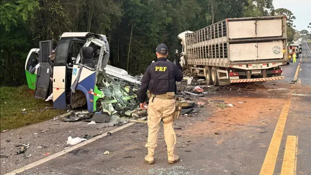 Há 2 crianças entre os 23 mortos após colisão no Brasil: Tudo o que sabe