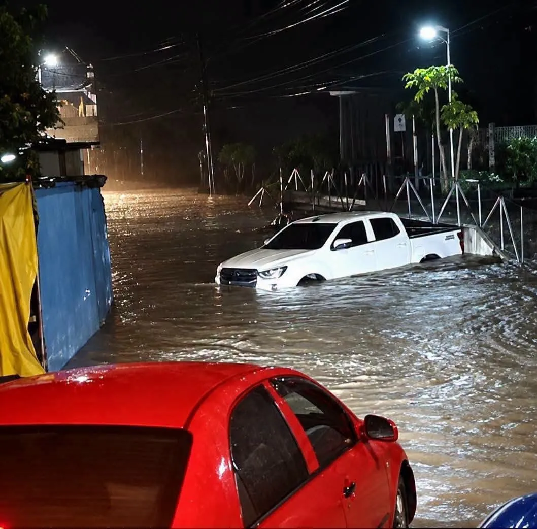 Lluvias en El Salvador: una quebrada se desbordó y dejó dos vehículos bajo el agua