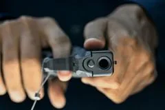 Maior acesso a armas aumentou violência política no Brasil, aponta socióloga