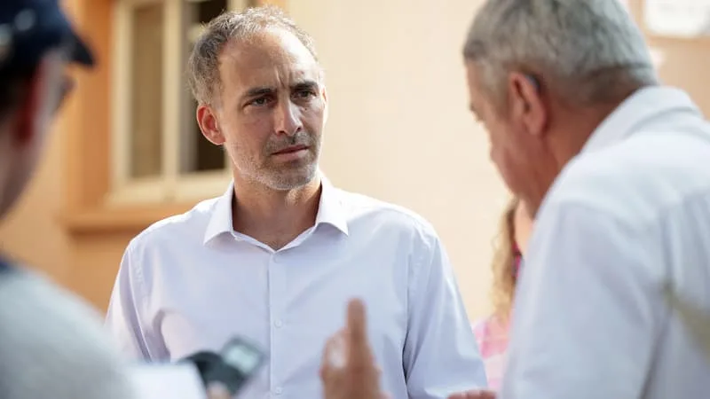 Dynamique insuffisante, soutien du PS indispensable... Pourquoi Raphaël Glucksmann passe finalement par la case primaire