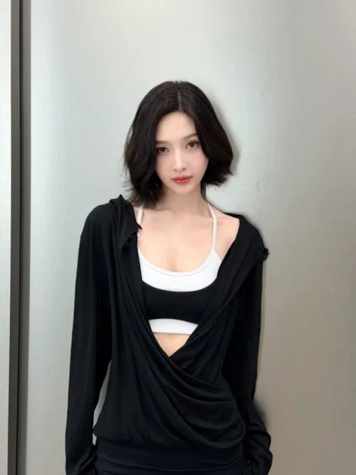 시원한 여름 패션...조이, 화이트 톱으로 선보인 '뼈말라' 슬림 핏