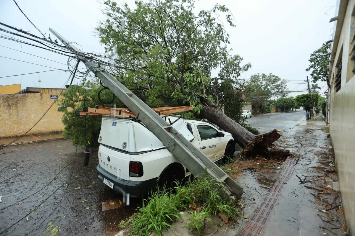 Poste e fiação continuam interditando rua após temporal na Vila Alba