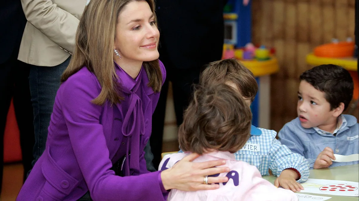 Así fue “la vuelta al cole” de la reina Letizia, hace 18 años, cuando aún era princesa: en vídeo, su emotivo reencuentro con sus excompañeras