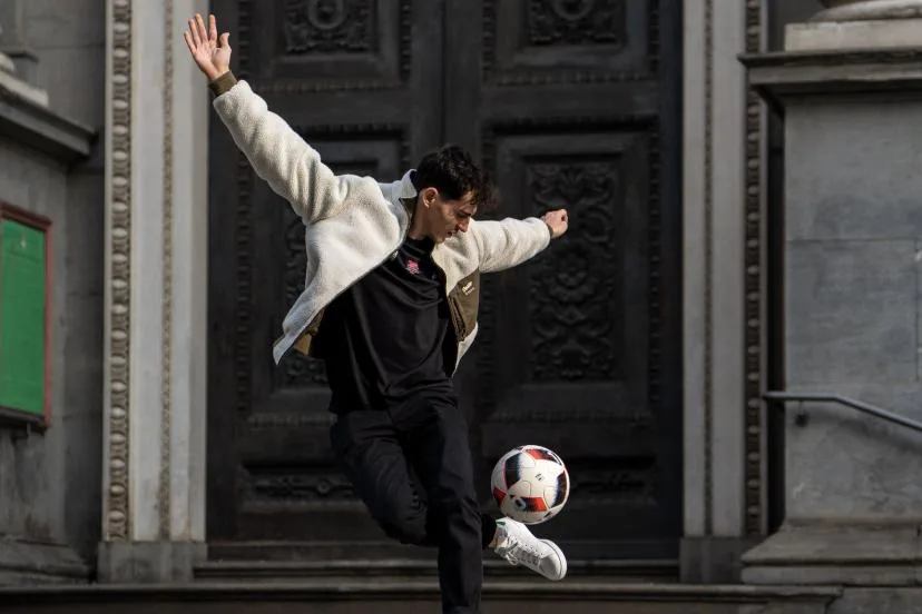 « Si tu n'es pas visible sur les réseaux sociaux, c'est ciao » : Tristan Gac, l'art de jongler entre influence et freestyle football