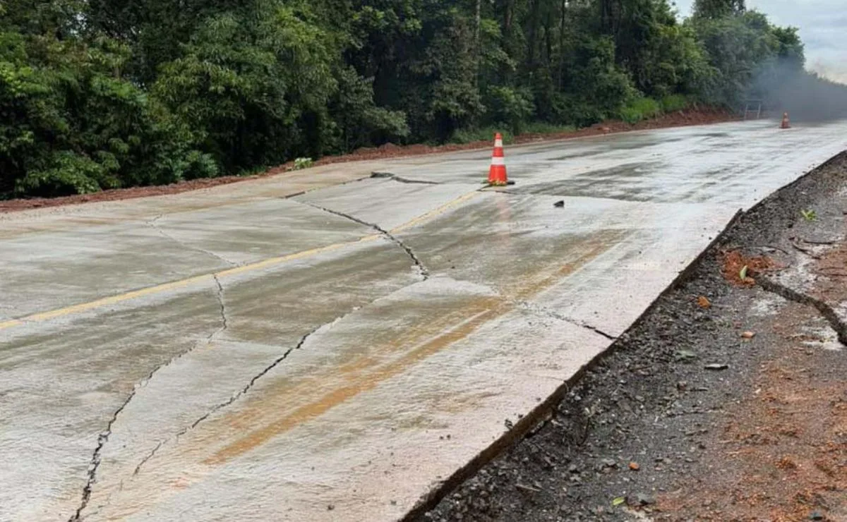 Rodovia do Paraná tem trecho interditado e adota sistema pare e siga após fortes chuvas na região