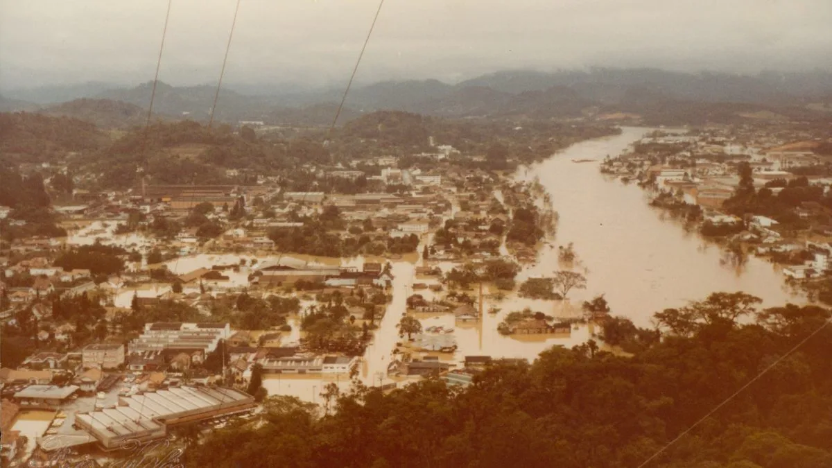 Fotos revelam o impacto do El Niño de 1983, que causou enchentes históricas, deslizamentos e deixou um rastro de destruição em Blumenau