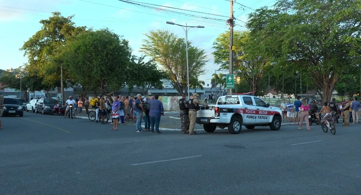 Jovem é morto com tiro na cabeça em praça pública, em Campina Grande