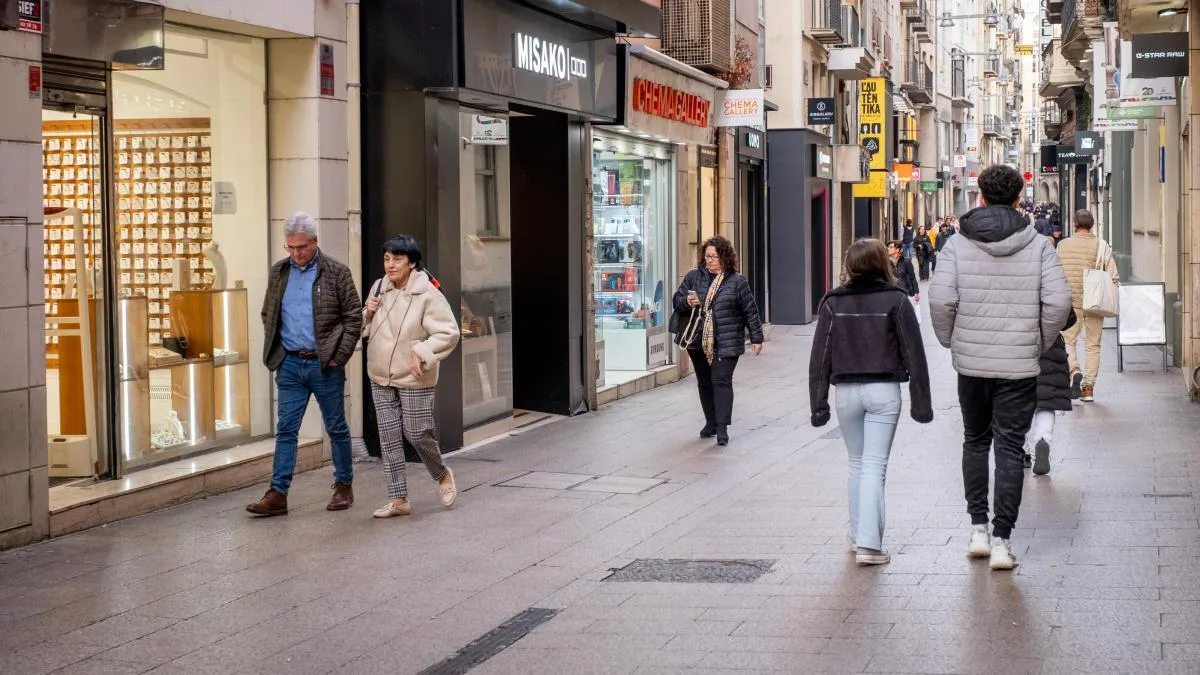 El Govern incentiva devolver comercios a pie de calle para recuperar viviendas