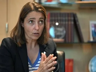 Prix des carburants : les aides du gouvernement sont « une goutte d’eau », estime Sophie Binet