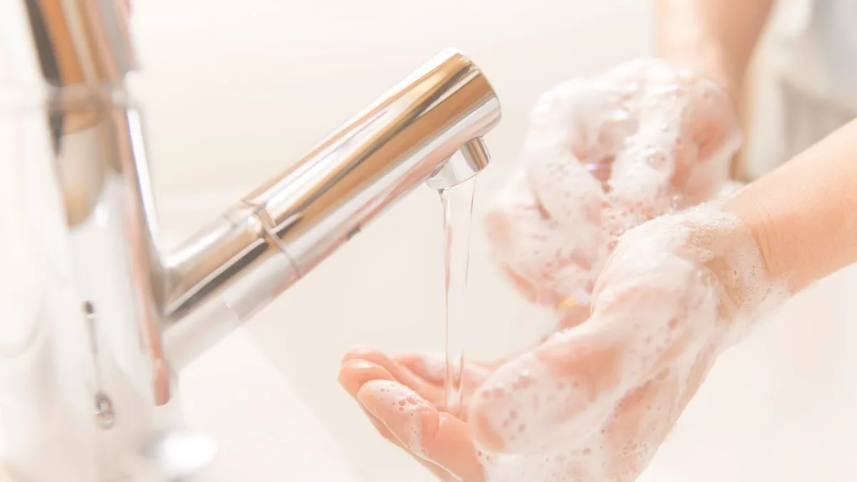 Hygiene: Warm oder kalt? RKI räumt mit einem Händewasch-Mythos auf