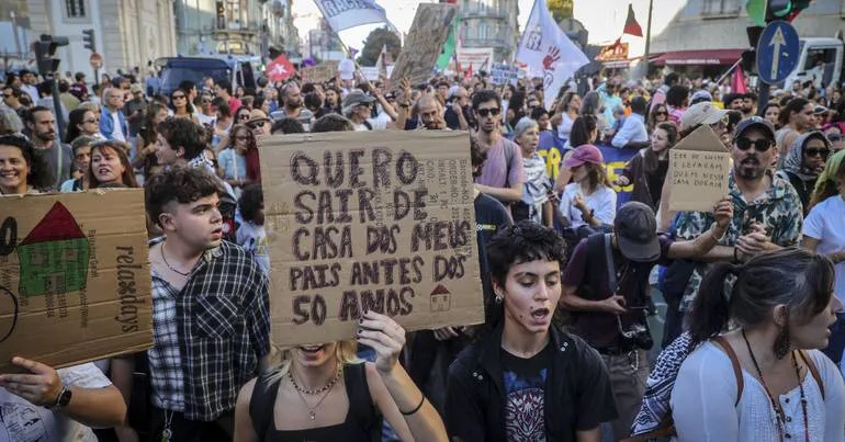 Milhares concentram-se contra custa de vida e da habitação