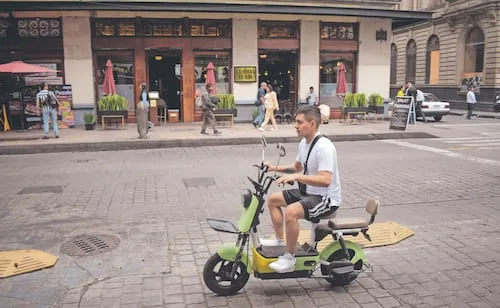 “Son un peligro y se ponen en riesgo ellos mismos”; bicimotos eléctricas circulan sin casco y en sentido contrario en el Centro Histórico