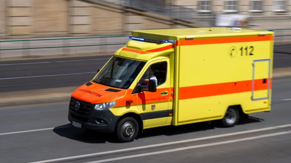 Arbeitsunfall: Mann stürzt in Anhänger für Gülle - Lebensgefahr