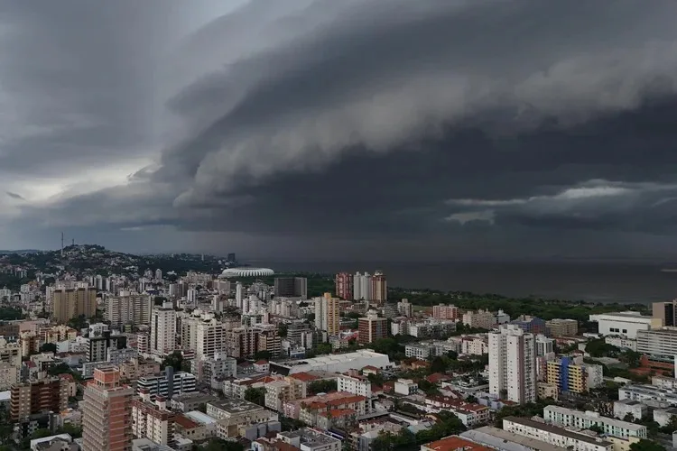 Ciclone extratropical atinge o Brasil com tempestades nesta quinta (20/08)