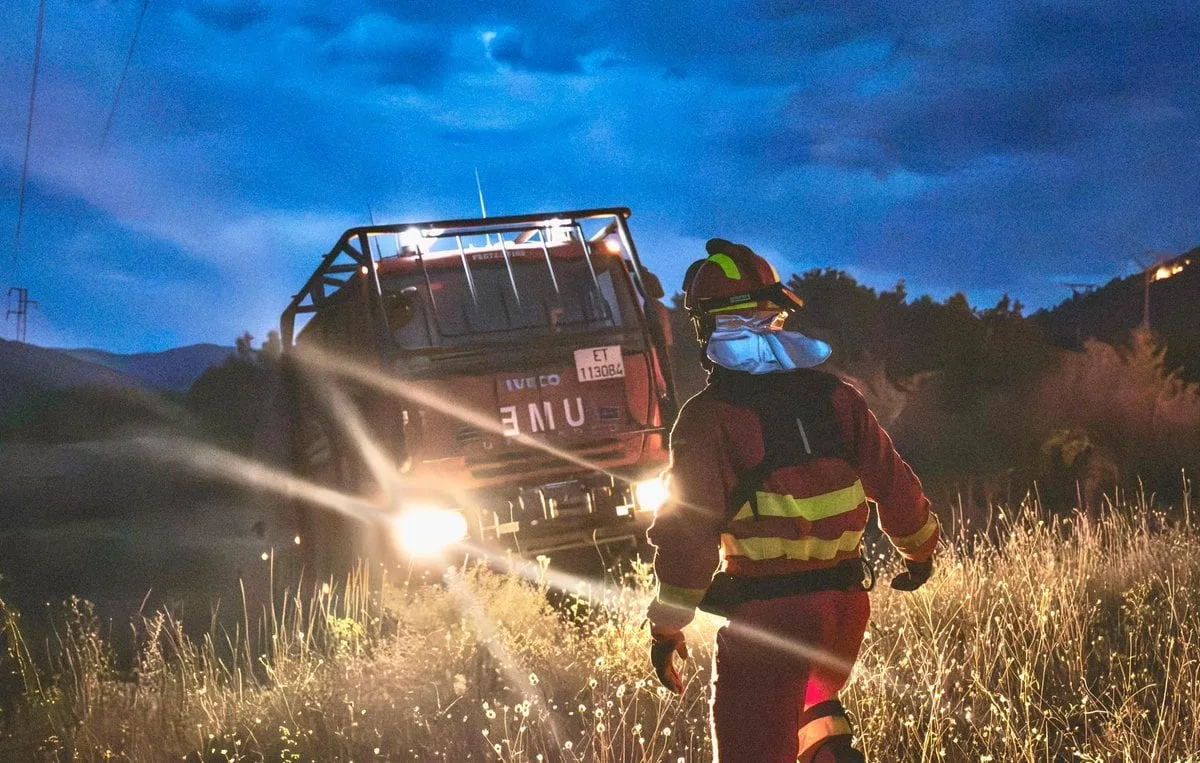El incendio de Las Peñas de Riglos (Huesca) arrasa 17.500 hectáreas y encara una jornada decisiva tras cobrarse la vida de un miembro de la UME