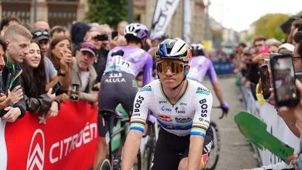 Le peloton retarde le départ du Tour de Lombardie en signe de protestation après plusieurs incidents
