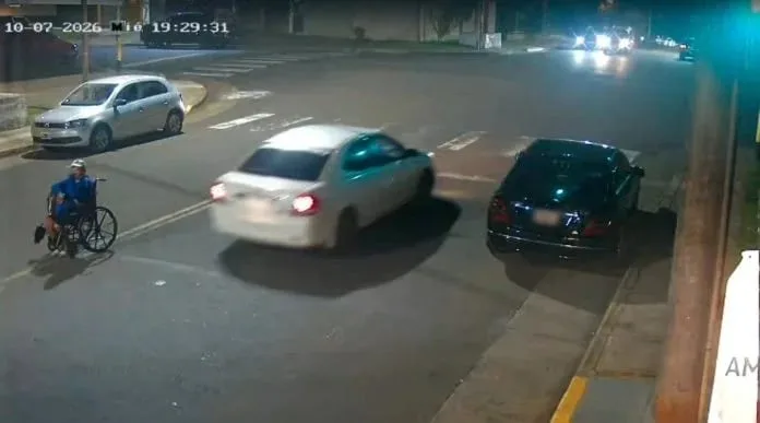 Un auto atropelló a un hombre en silla de ruedas, lo mató y el conductor se escapó: lo buscan en Paraguay