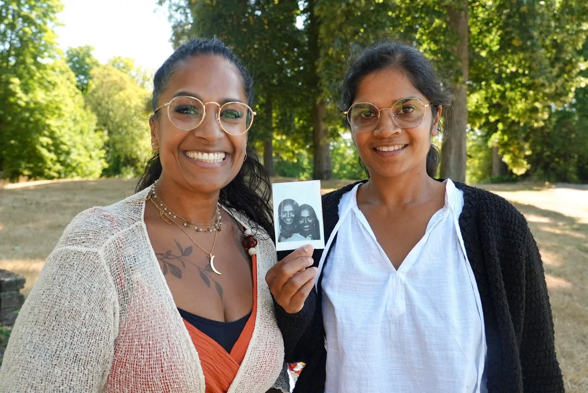 De amigas de la infancia a hermanas de sangre después de 40 años: “Durante años habíamos sentido un gran vacío en nuestros corazones. Ahora todo se siente como debe ser”