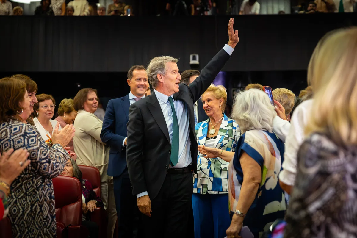 Alberto Núñez Feijóo busca el voto de las mujeres frente a un Gobierno que "paga prostitutas"