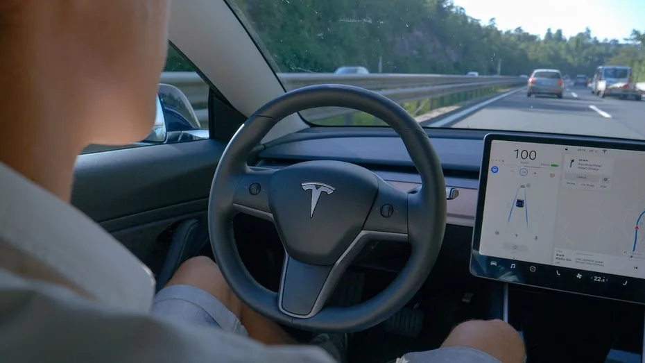 Druck aus Deutschland: Tesla beugt sich und streicht „Full Self-Driving“ in Europa
