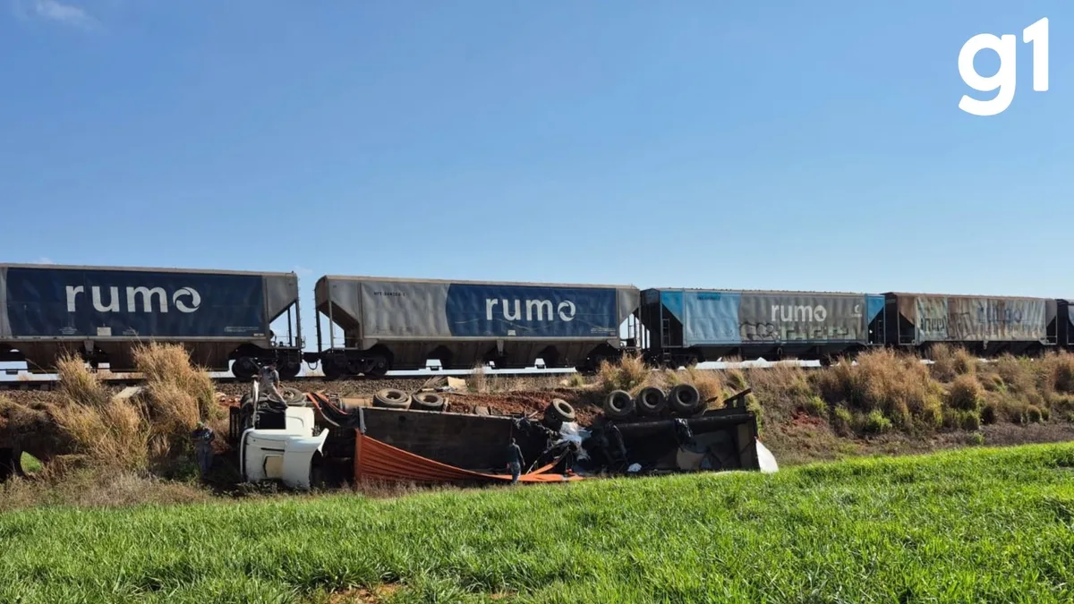 Caminhão é atingido por trem ao tentar cruzar linha férrea em MT; vídeo