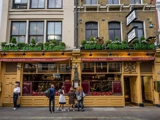 Il a ouvert en 1798 et sert toujours les clients : découvrez ce restaurant hors du temps pendant vos vacances à Londres