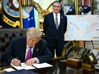 Donald Trump signe un décret changeant le nom du lac Ontario en « lac d’Amérique »