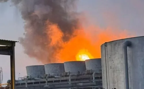 Se registra incendio en Complejo Cangrejera, Veracruz; bomberos de Pemex trabajan para controlar el fuego